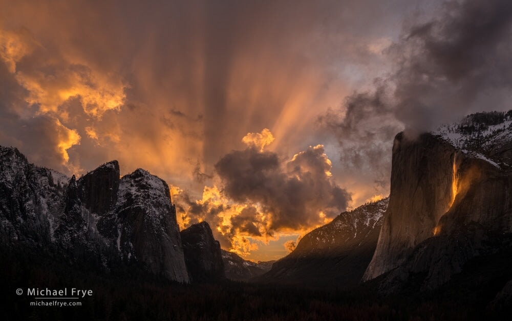 アメリカ　ヨセミテ　ブックエンド Sunset Over Yosemite Valley with Horsetail Fall Art Print - AAG